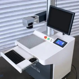 Znakowarka laserowa ze stacją roboczą Model WS-RT | Grawerowanie i znakowanie metalu