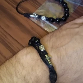 Męski różaniec mocna bransoletka na rękę z krzyżykiem i Matką Bożą Wojownicy Maryi+