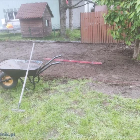 Układanie kostki wokół grobu na działkach rod porządki