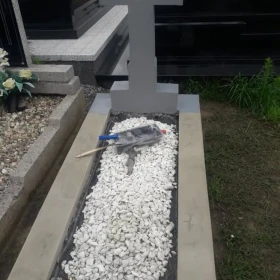 Układanie kostki wokół grobu na działkach rod porządki