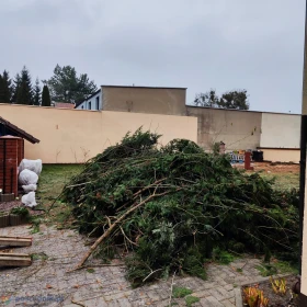Układanie kostki wokół grobu na działkach rod porządki