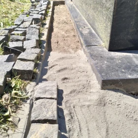 Układanie kostki wokół grobu na działkach rod porządki