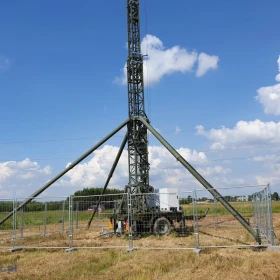 Mobilny maszt telekomunikacyjny - wysokośc 25m (BTS, Internet, stacja bazowa, 5G, pubkt-punkt, kamery CCTV, systemy antydronowe, pomiar wiatru etc.)