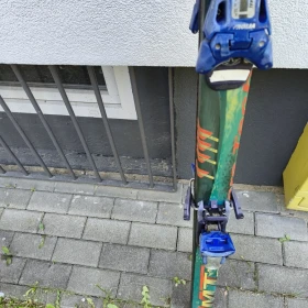 Narty zjazdowe Fischer z wiązaniami Tyrolia i 2 kijkami (komplet)