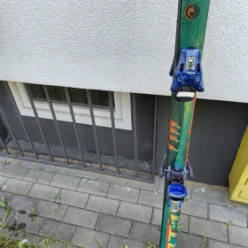 Narty zjazdowe Fischer z wiązaniami Tyrolia i 2 kijkami (komplet)