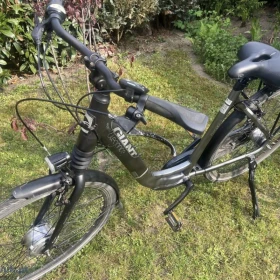 Rower elektryczny firmy Giant Elegance + z silnikiem 250w, 3 trybów mocy do 25 km/h 3 hamulec z nożny ,przerzutki w piascie 7 biegów  Niska rama