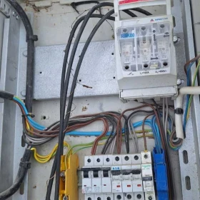 Skrzynka budowlana elektryczna z erbetką RBK00 wyposażona 4 gniazda siłowe