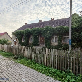 Dom z budynkami gospodarczymi i sporą działką w cichej okolicy