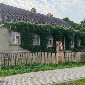 Dom z budynkami gospodarczymi i sporą działką w cichej okolicy
