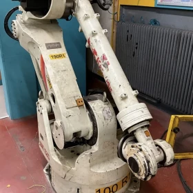 Robot przemysłowy Kawasaki UX 120 – automatyzacja